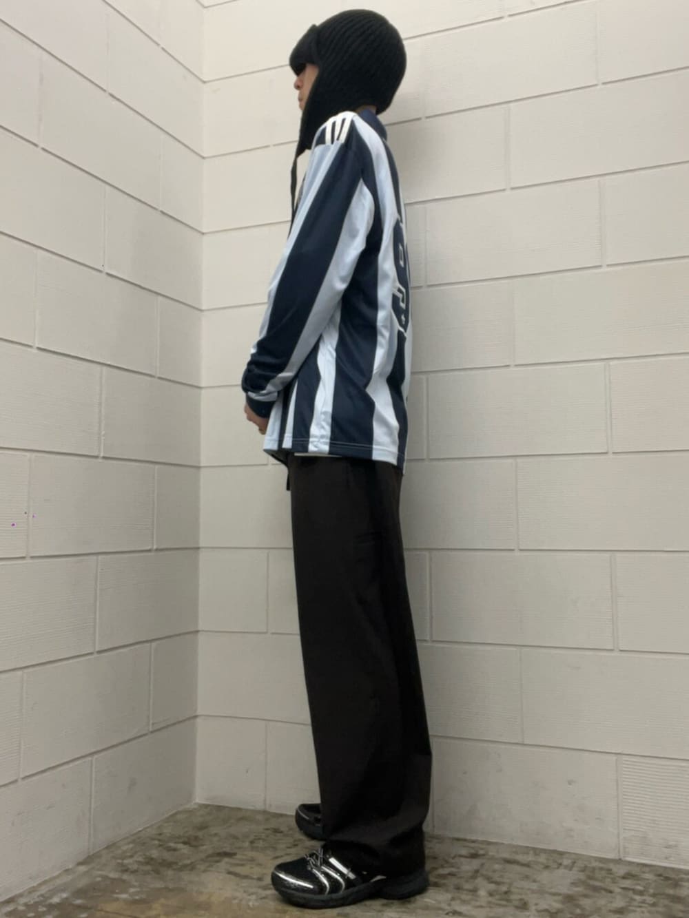 ブラック系のスニーカー、ブルー系のTシャツ/カットソーを着用したメンズの冬コーディネートの3枚目の写真