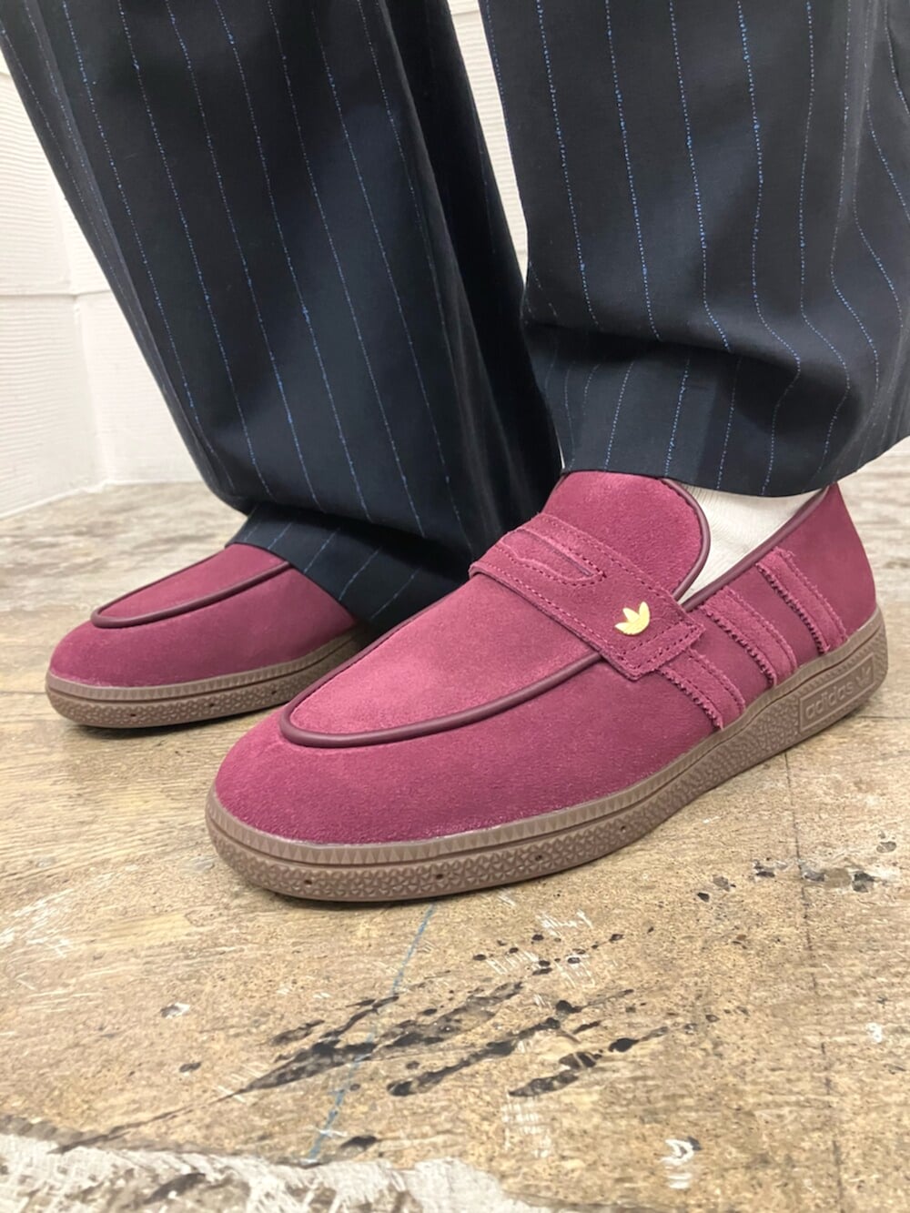 レッド系のスニーカー、ブルー系のTシャツ/カットソーを着用したメンズの春コーディネートの4枚目の写真