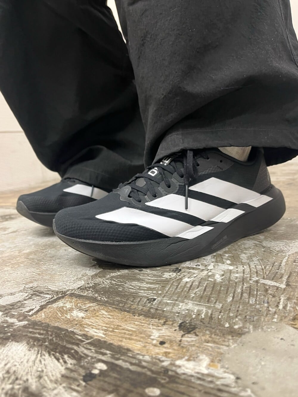 ブラック系のその他パンツ、ブラック系のスニーカー、グレー系のパーカーを着用したメンズの冬コーディネートの6枚目の写真