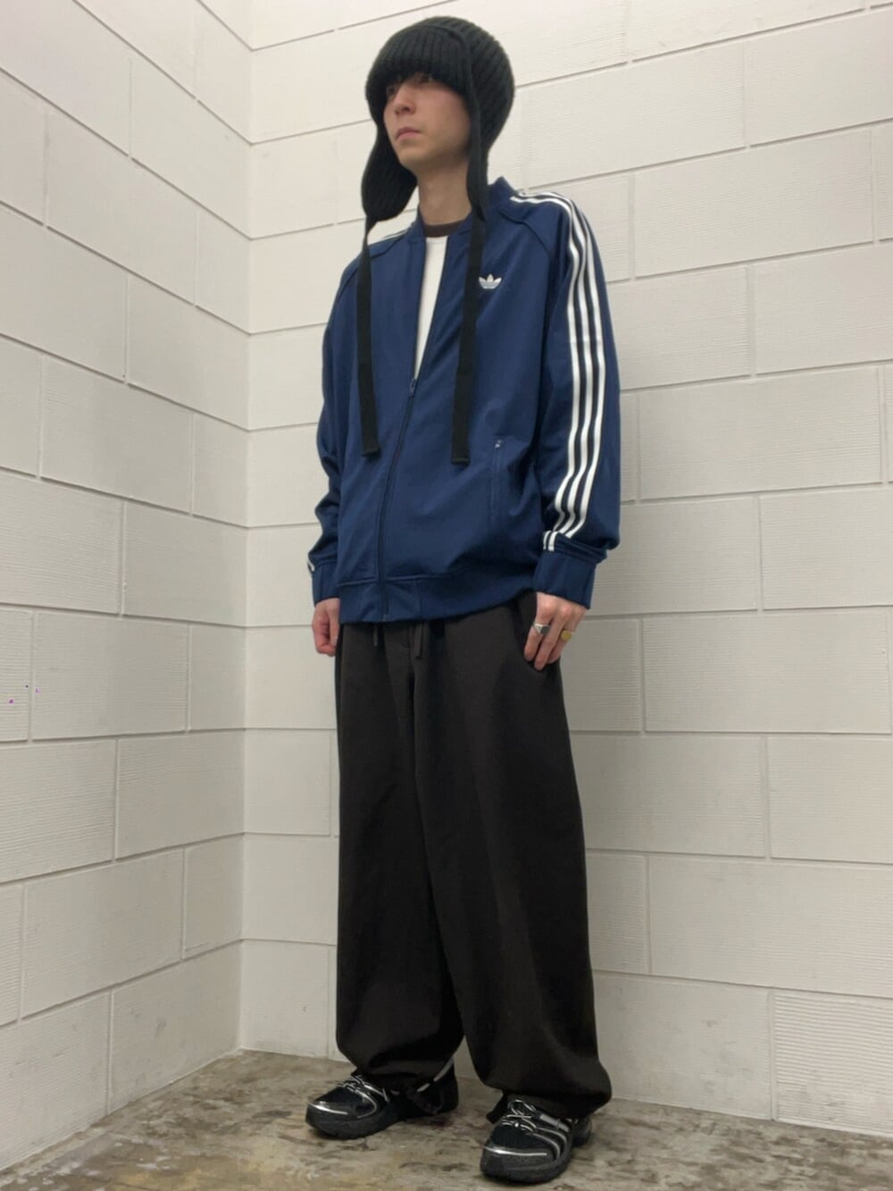 ブルー系のジャージ、ブラック系のスニーカーを着用したメンズの冬コーディネートの2枚目の写真