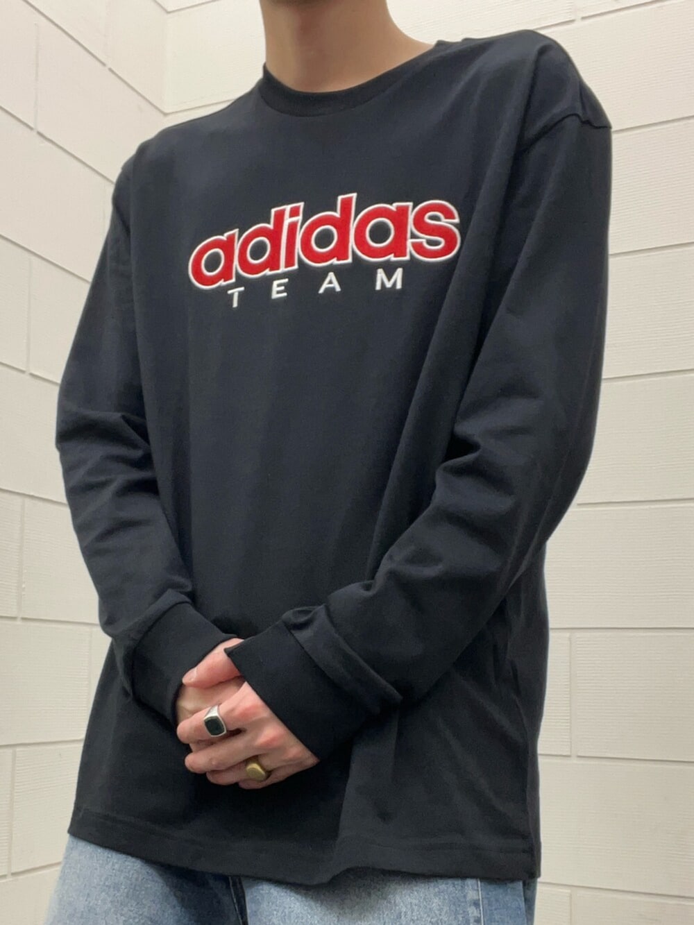 ブラック系のシューズ、ブルー系のデニムパンツ、ブラック系のTシャツ/カットソーを着用したメンズの春コーディネートの4枚目の写真