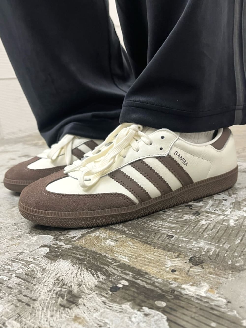 ブラック系のその他パンツ、ブラック系のジャージ、ホワイト系のスニーカーを着用したメンズの冬コーディネートの6枚目の写真