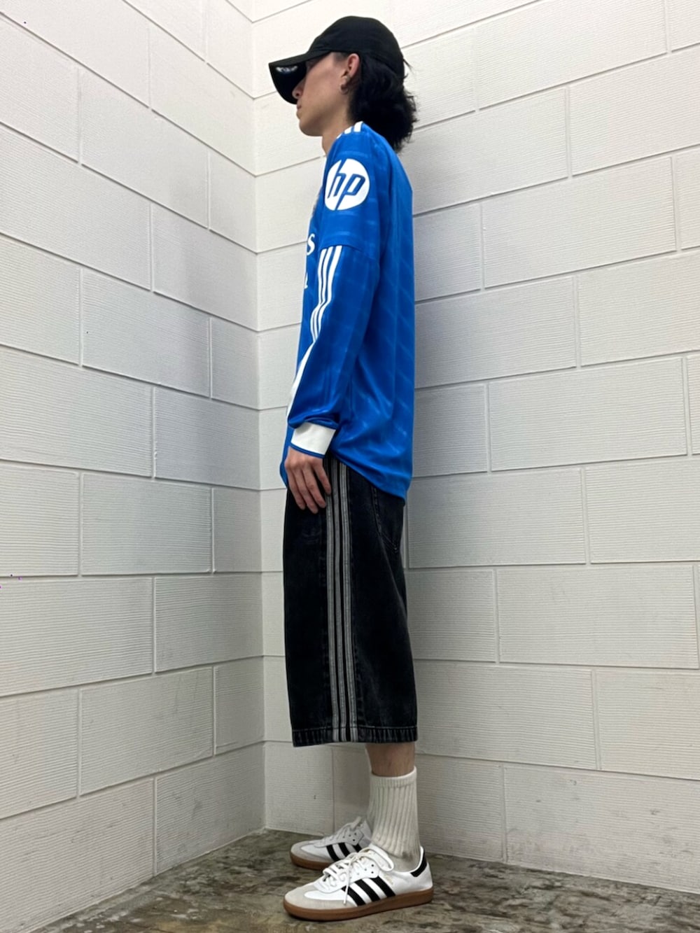 ホワイト系のスニーカー、ブラック系のその他パンツ、ブルー系のTシャツ/カットソーを着用したメンズの夏コーディネートの2枚目の写真