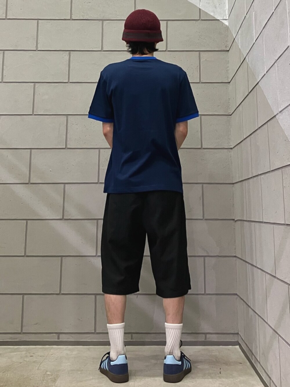 ブルー系のTシャツ/カットソー、ブルー系のスニーカーを着用したメンズの春コーディネートの2枚目の写真
