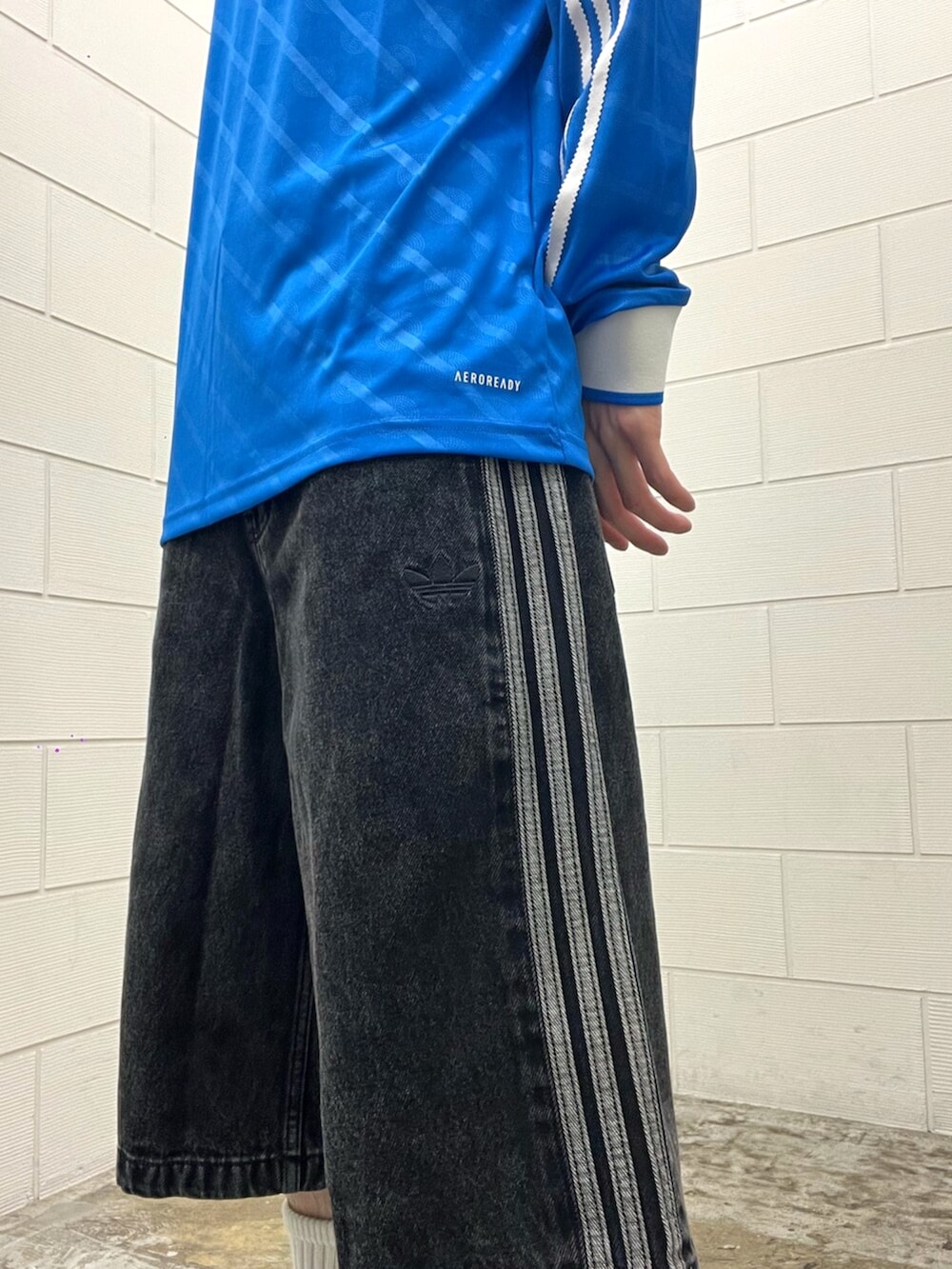 ホワイト系のスニーカー、ブラック系のその他パンツ、ブルー系のTシャツ/カットソーを着用したメンズの夏コーディネートの5枚目の写真