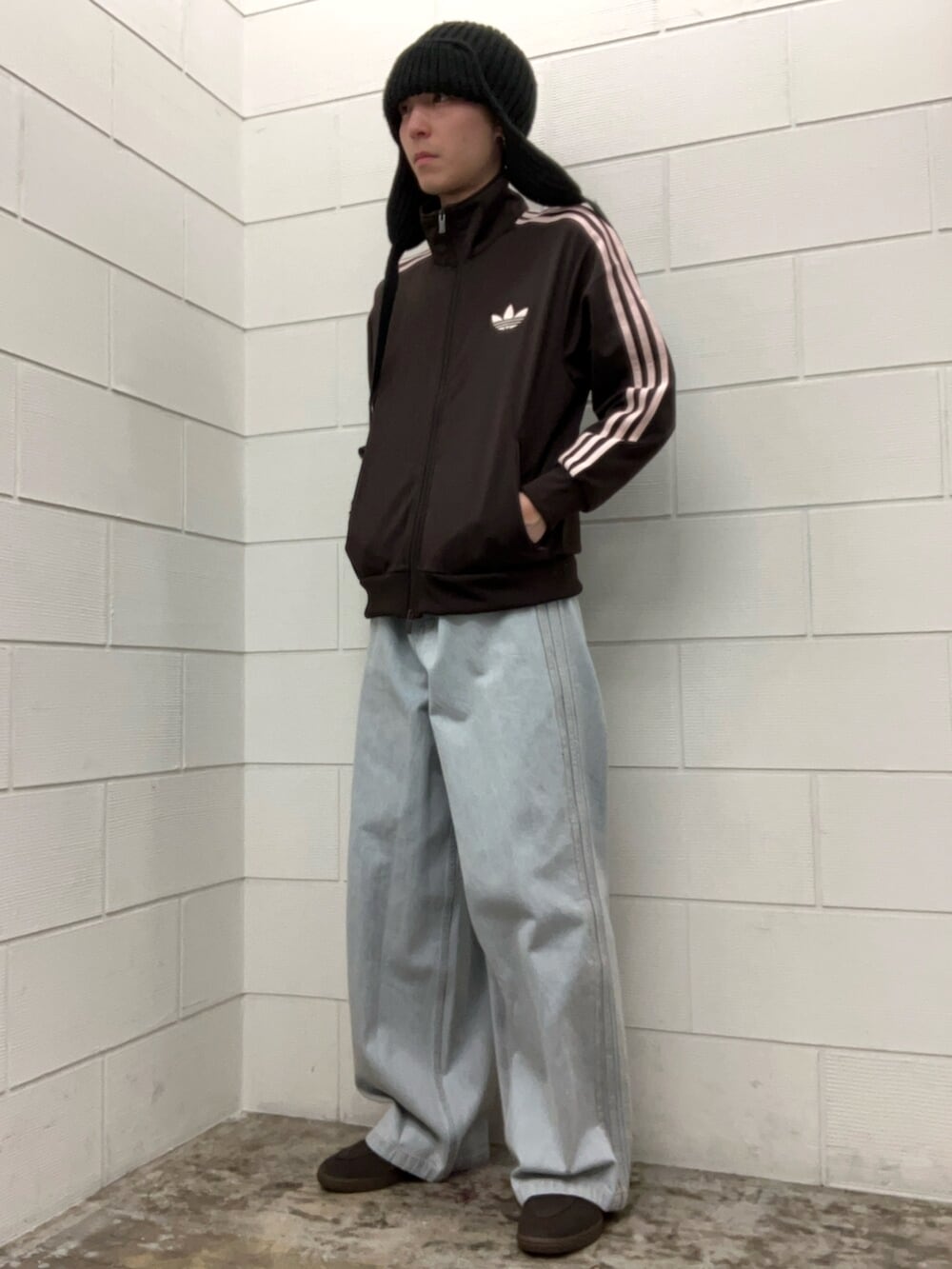 ブルー系のその他パンツ、ブラウン系のスニーカー、ブラウン系のトップスを着用したメンズの春コーディネートの3枚目の写真