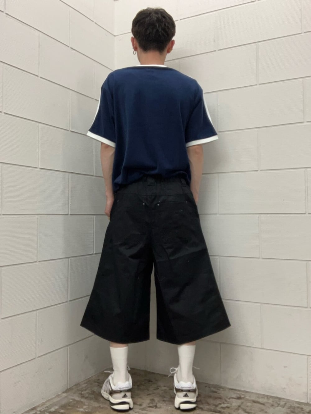 ホワイト系のスニーカー、ブルー系のTシャツ/カットソー、ブラック系のその他パンツを着用したメンズの夏コーディネートの2枚目の写真