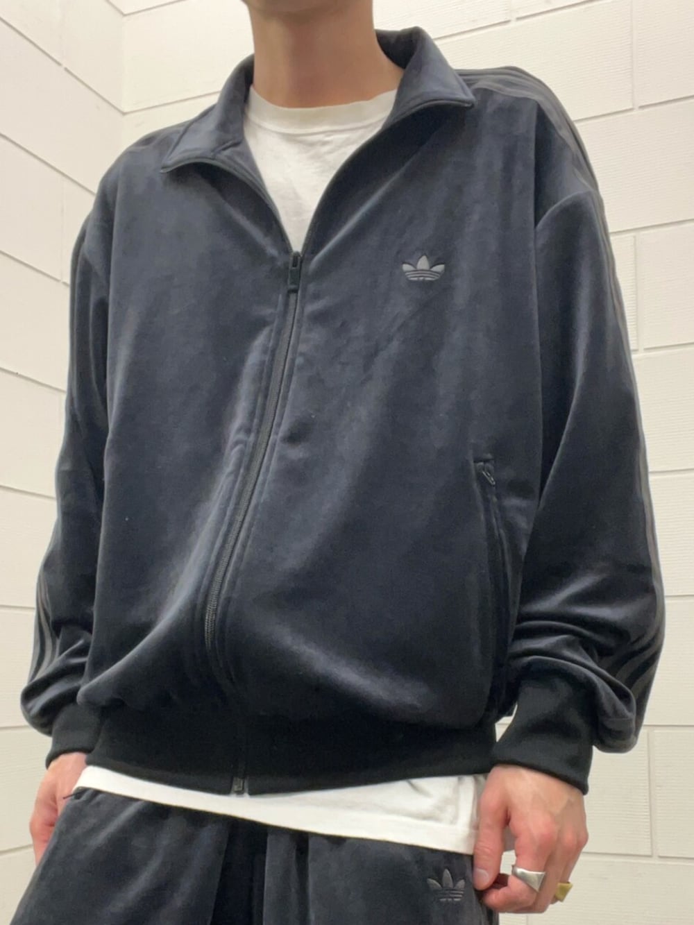 ブラック系のその他パンツ、ブラック系のジャージ、ホワイト系のスニーカーを着用したメンズの冬コーディネートの3枚目の写真