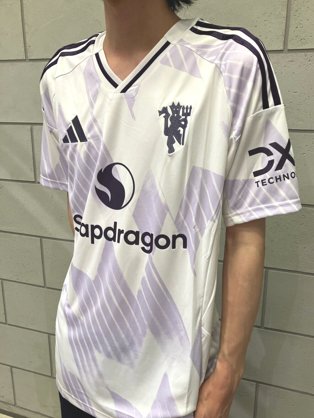 ホワイト系のスニーカー、ブルー系のデニムパンツ、ホワイト系のTシャツ/カットソーを着用したメンズの夏コーディネートの4枚目の写真