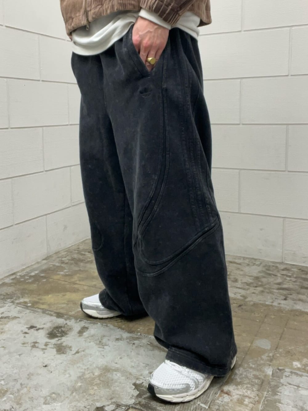 ブラウン系のブルゾン、シルバー系のスニーカー、ブラック系のその他パンツを着用したメンズの冬コーディネートの5枚目の写真