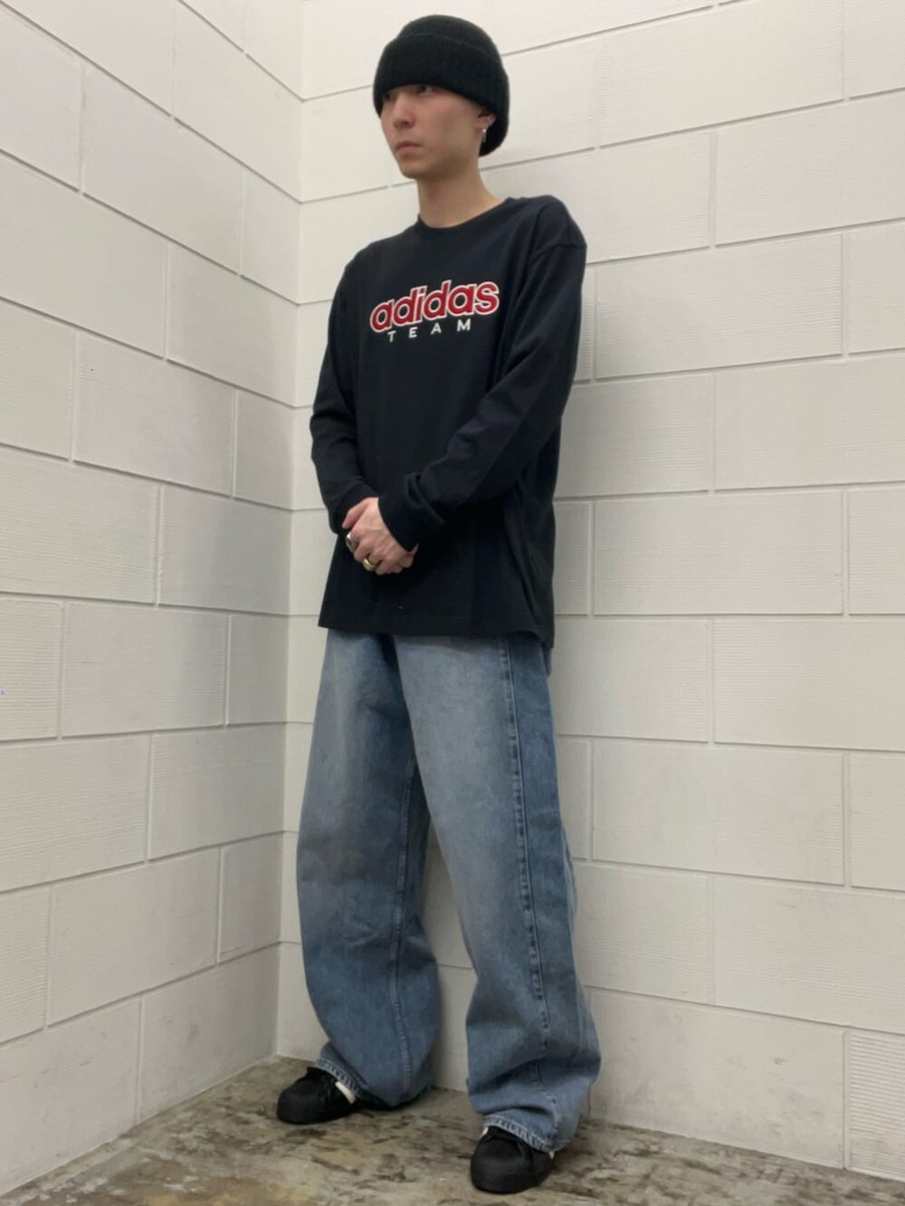 ブラック系のシューズ、ブルー系のデニムパンツ、ブラック系のTシャツ/カットソーを着用したメンズの春コーディネートの3枚目の写真