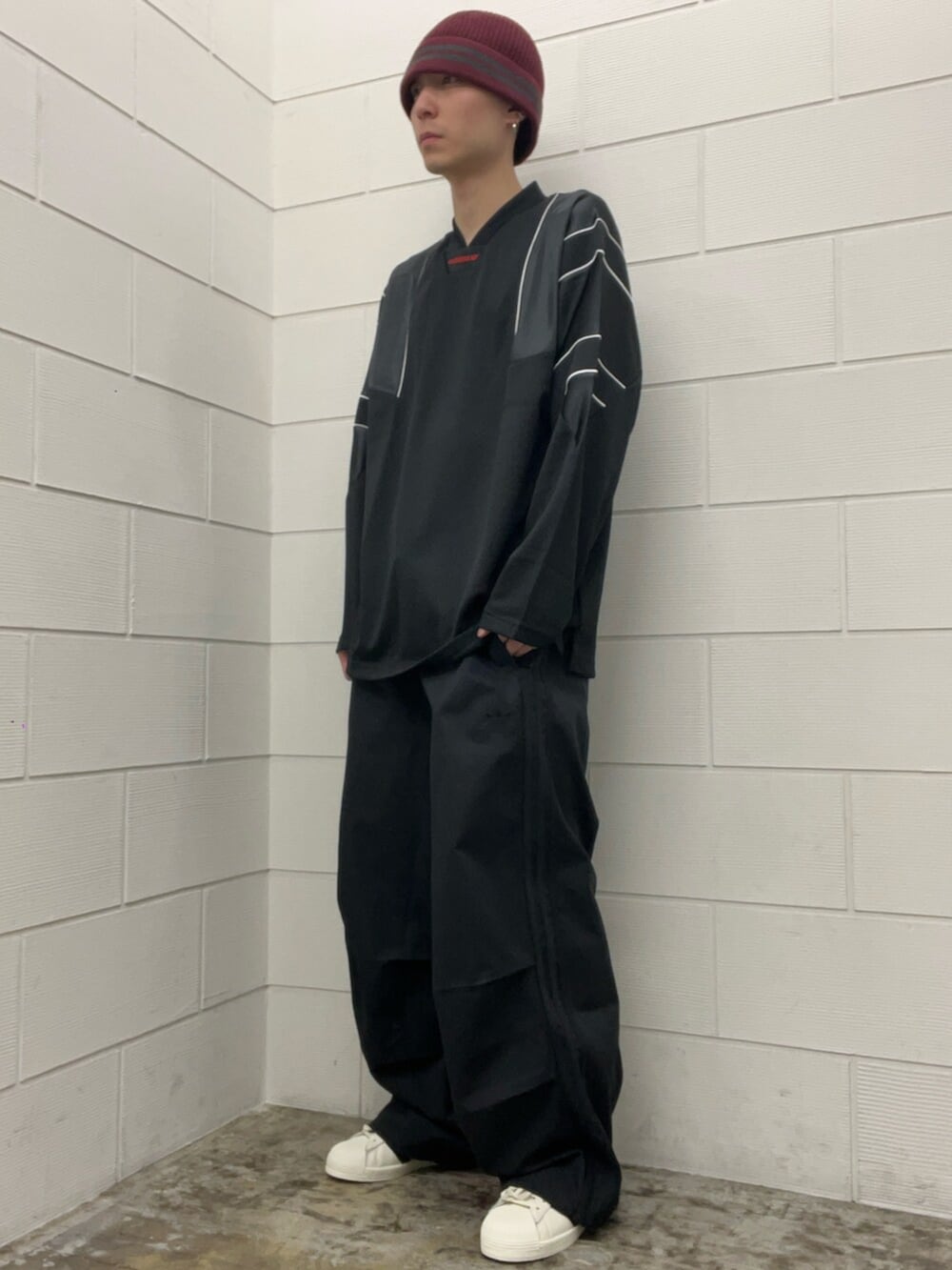 ホワイト系のシューズ、ブラック系のTシャツ/カットソー、ブラック系のその他パンツを着用したメンズの春コーディネートの3枚目の写真