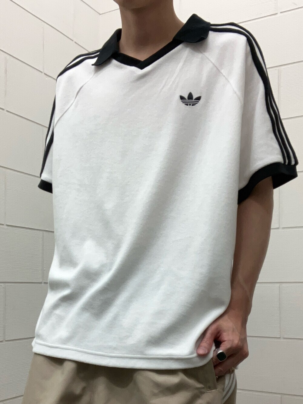 ブラック系のスニーカー、ホワイト系のトップス、ベージュ系のその他パンツを着用したメンズの夏コーディネートの4枚目の写真