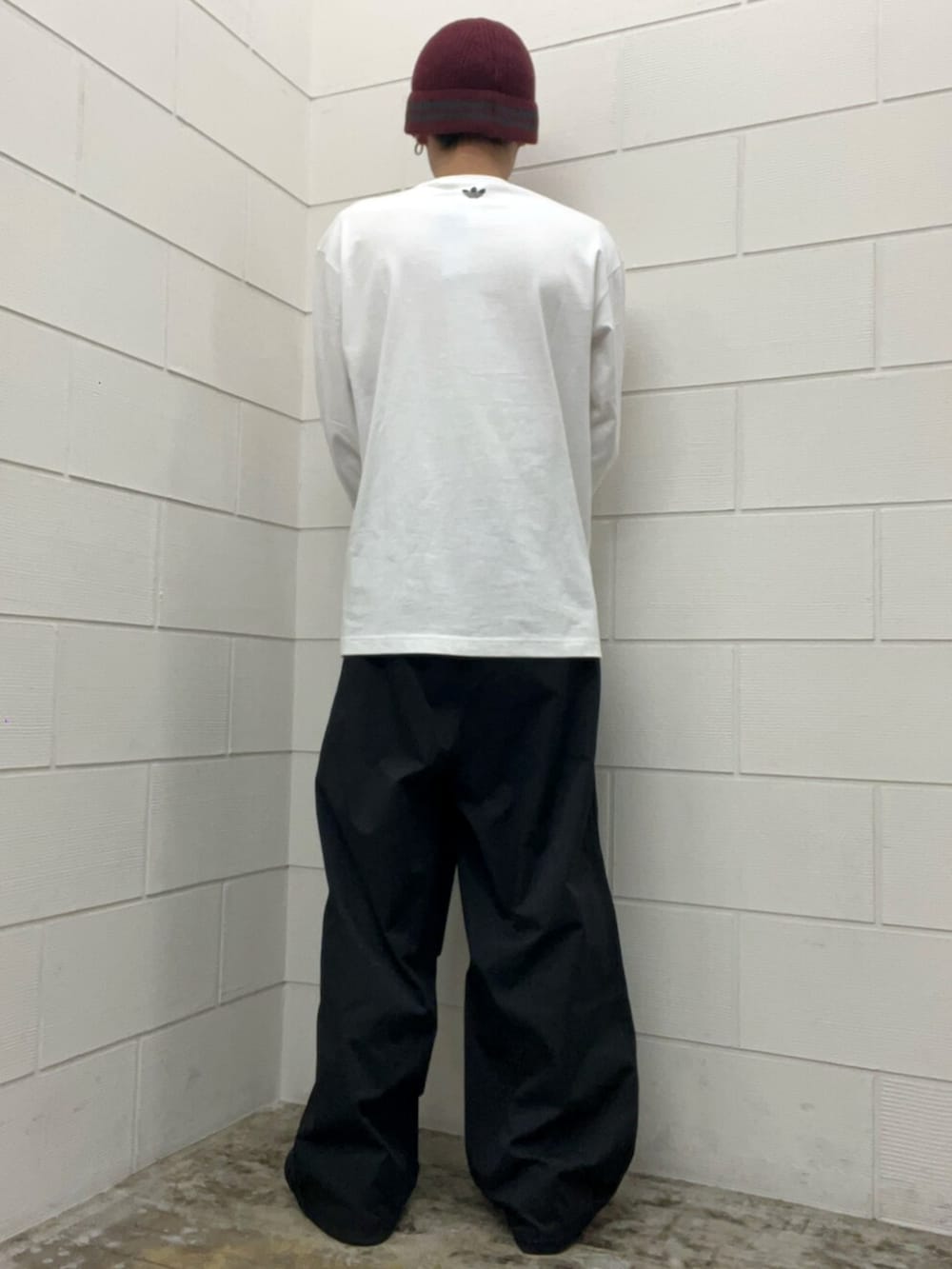 ホワイト系のシューズ、ブラック系のその他パンツ、ホワイト系のTシャツ/カットソーを着用したメンズの春コーディネートの2枚目の写真