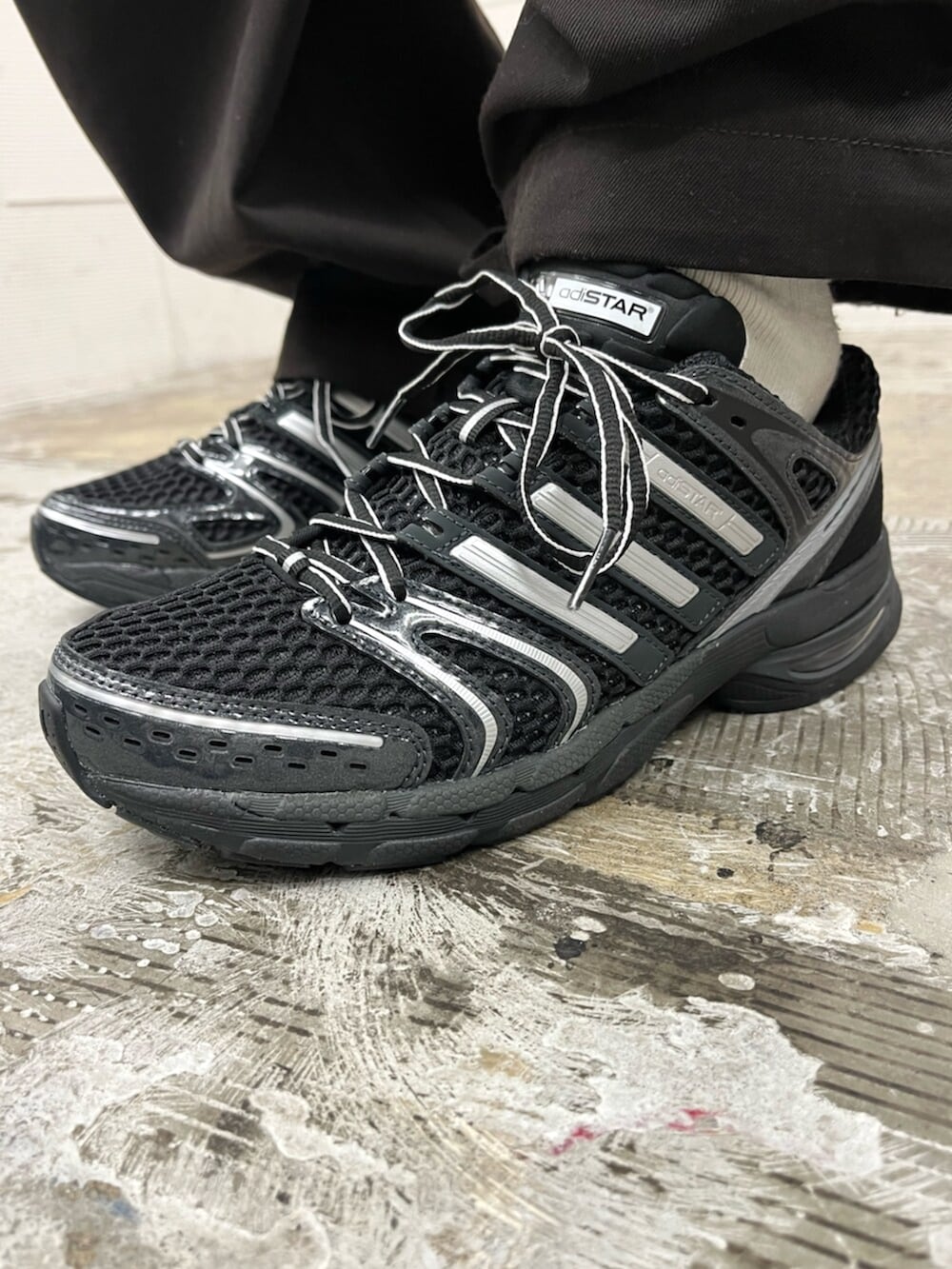 ブルー系のジャージ、ブラック系のスニーカーを着用したメンズの冬コーディネートの6枚目の写真