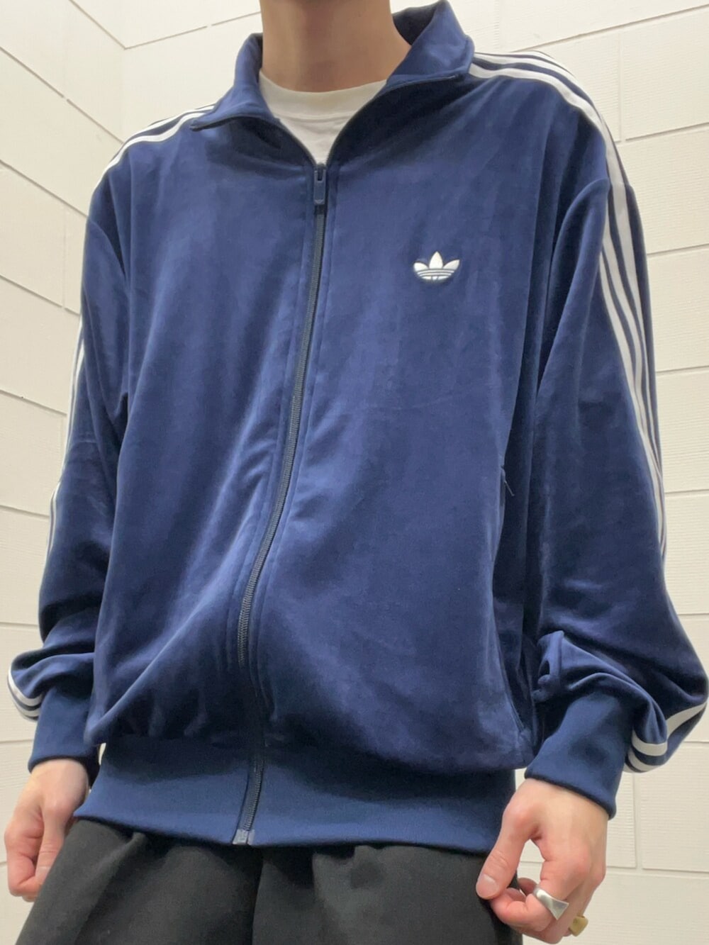 ブルー系のトップス、レッド系のスニーカーを着用したメンズの冬コーディネートの3枚目の写真