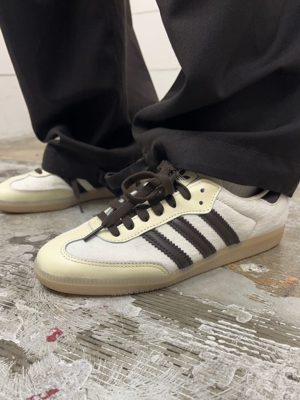 ホワイト系のスニーカー、グレー系のスウェットを着用したメンズの秋コーディネートの6枚目の写真