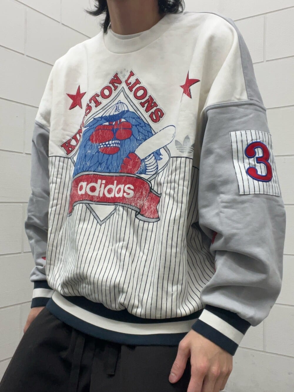 ホワイト系のスニーカー、グレー系のスウェットを着用したメンズの秋コーディネートの5枚目の写真