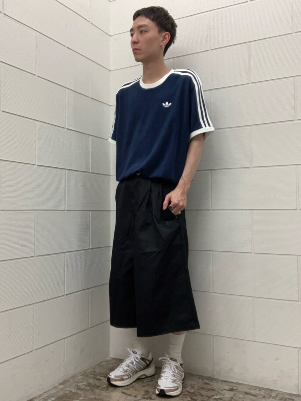 ホワイト系のスニーカー、ブルー系のTシャツ/カットソー、ブラック系のその他パンツを着用したメンズの夏コーディネートの3枚目の写真