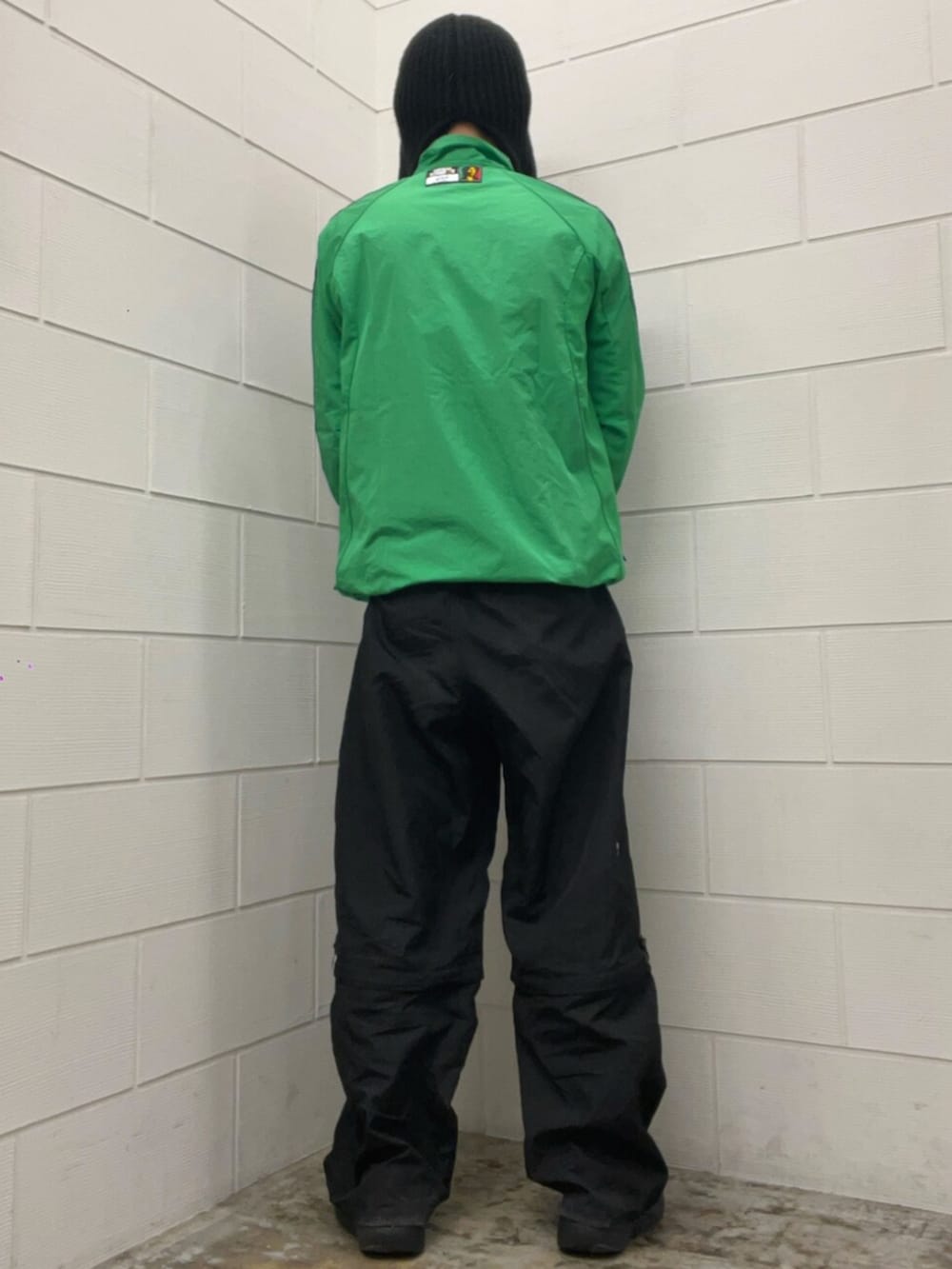 ブラック系のその他パンツ、ブラック系のスニーカー、グリーン系のトップスを着用したメンズの春コーディネートの3枚目の写真