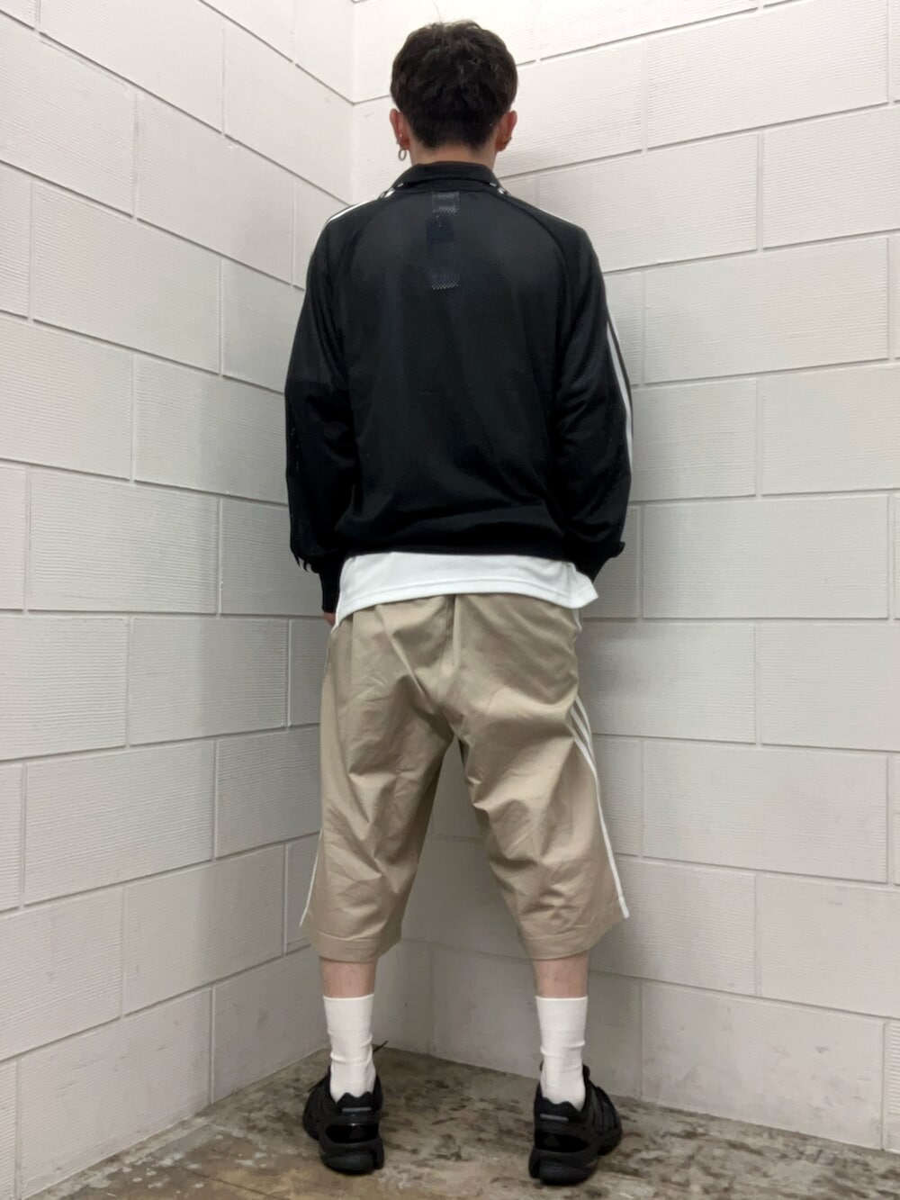 ブラック系のスニーカー、ブラック系のジャージ、ベージュ系のその他パンツを着用したメンズの夏コーディネートの2枚目の写真