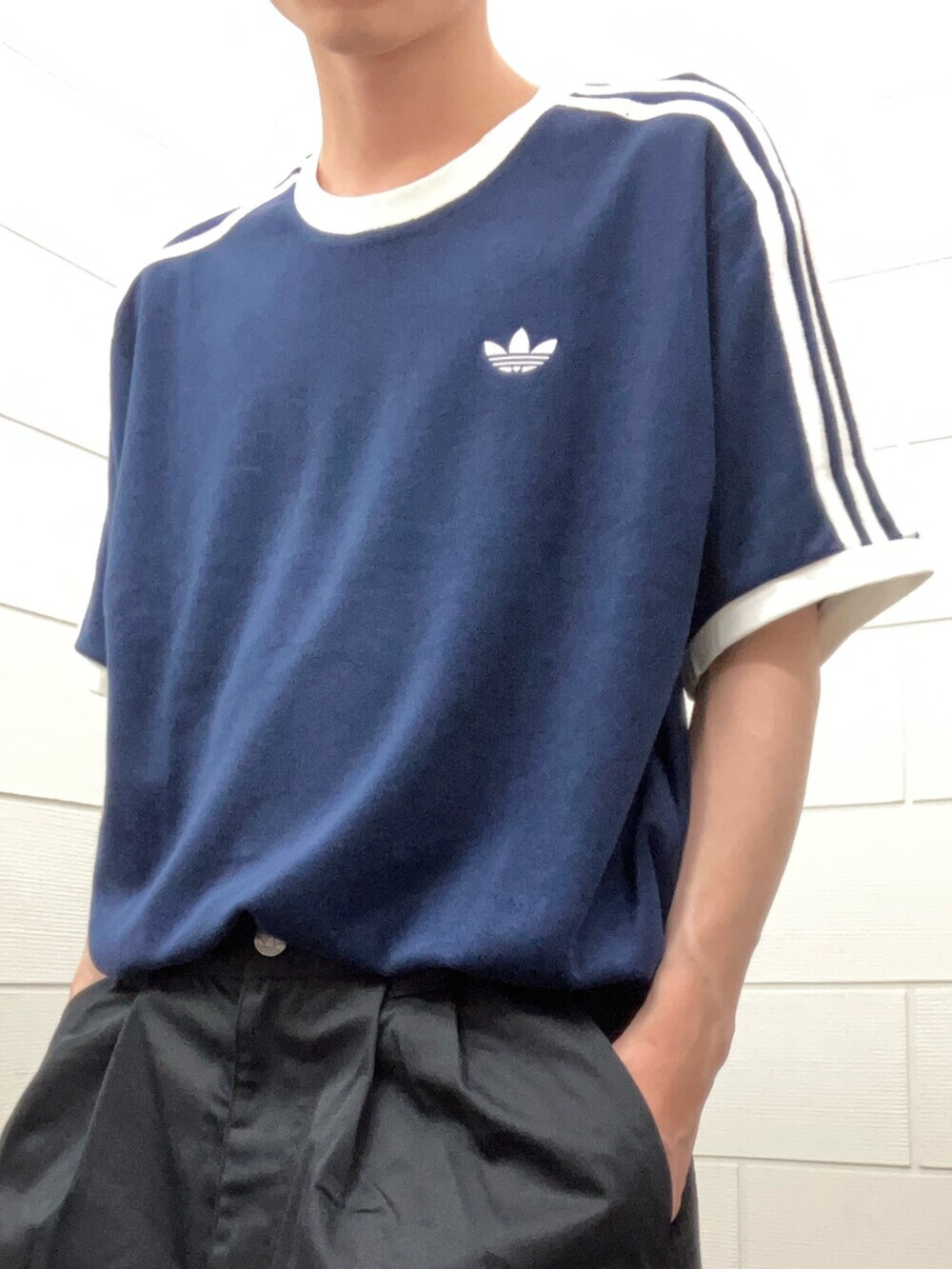 ホワイト系のスニーカー、ブルー系のTシャツ/カットソー、ブラック系のその他パンツを着用したメンズの夏コーディネートの4枚目の写真