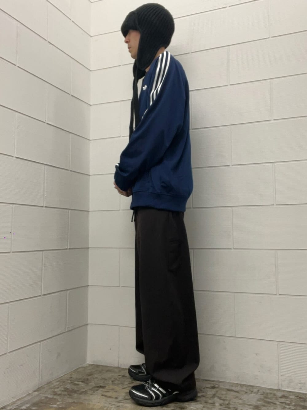 ブルー系のジャージ、ブラック系のスニーカーを着用したメンズの冬コーディネートの3枚目の写真