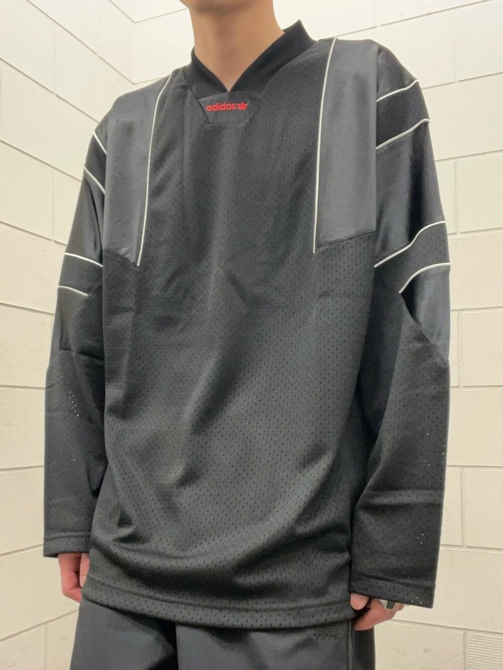 ホワイト系のシューズ、ブラック系のTシャツ/カットソー、ブラック系のその他パンツを着用したメンズの春コーディネートの4枚目の写真