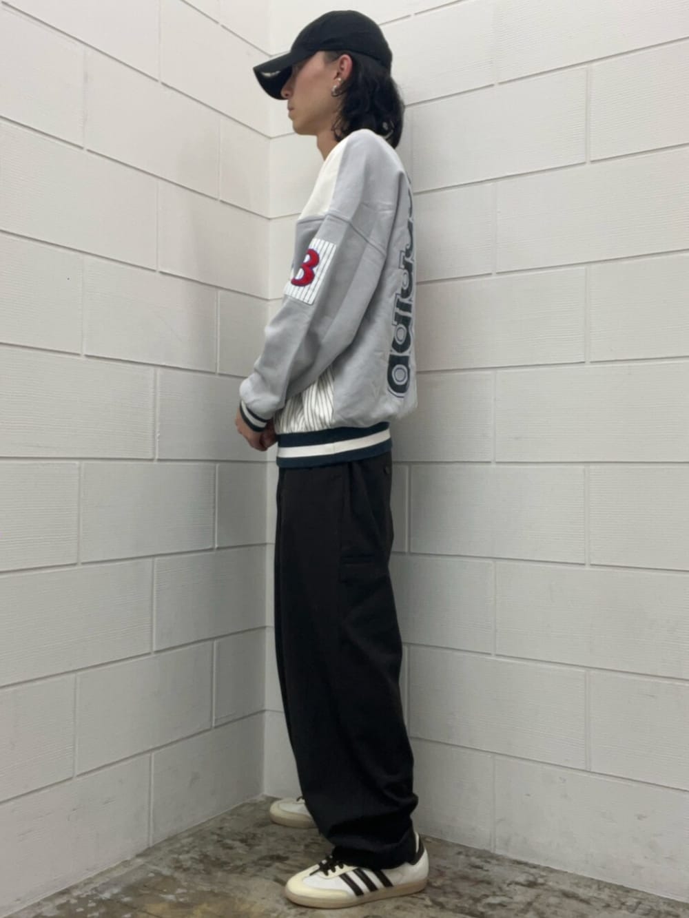 ホワイト系のスニーカー、グレー系のスウェットを着用したメンズの秋コーディネートの2枚目の写真
