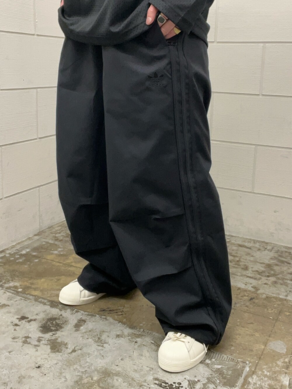 ホワイト系のシューズ、ブラック系のTシャツ/カットソー、ブラック系のその他パンツを着用したメンズの春コーディネートの5枚目の写真