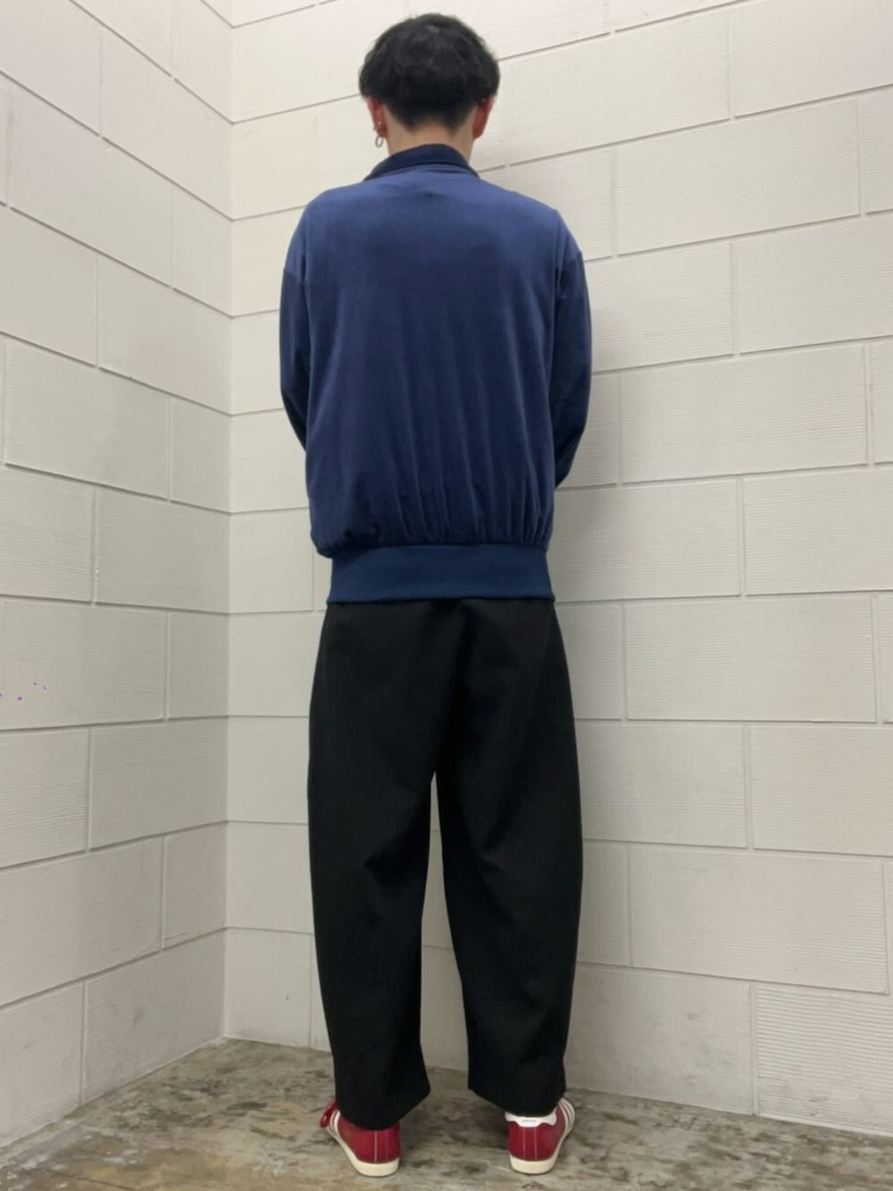 ブルー系のトップス、レッド系のスニーカーを着用したメンズの冬コーディネートの2枚目の写真