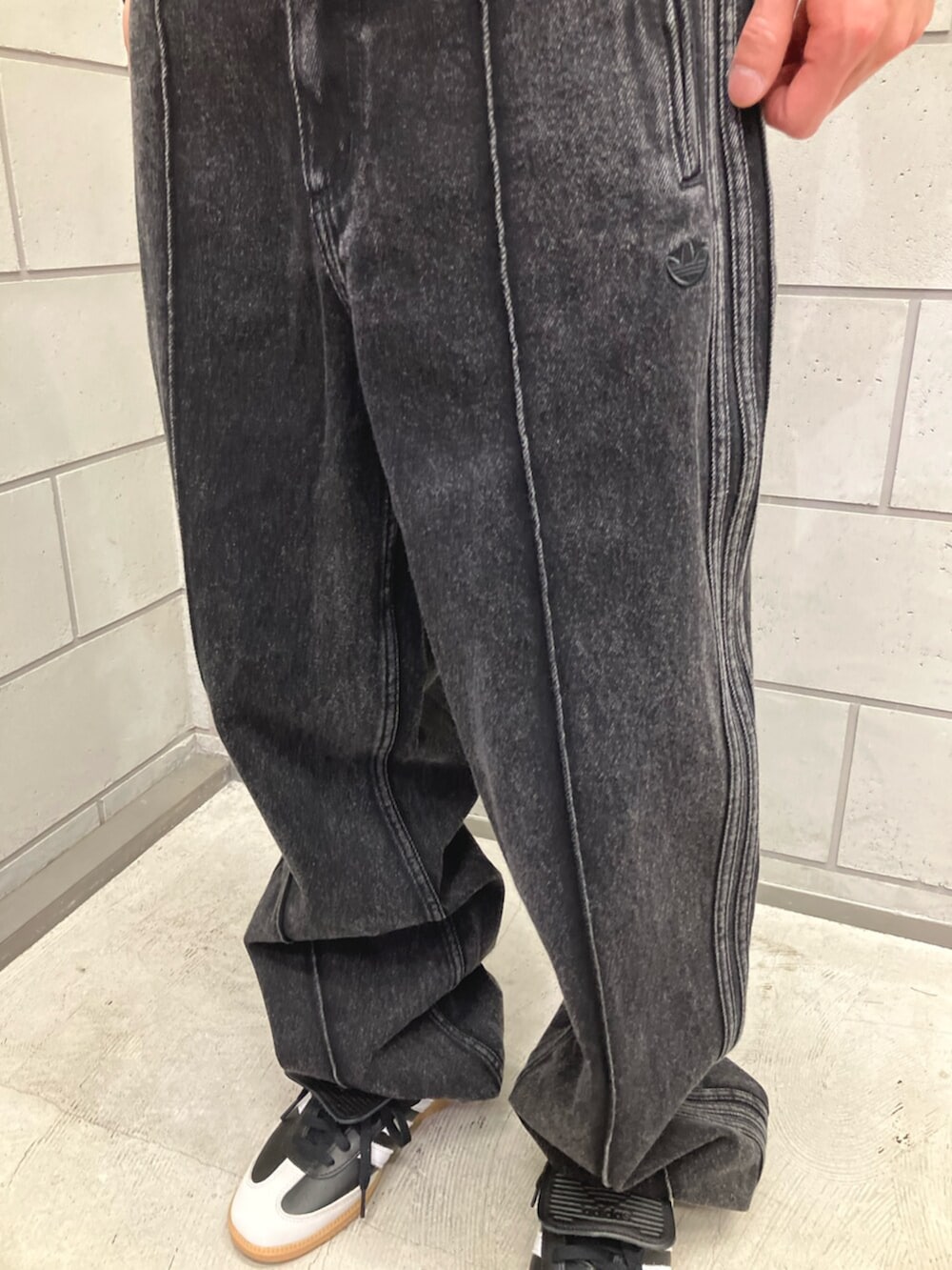 ブラック系のシューズ、ブラック系のジャージ、ブラック系のデニムパンツを着用したメンズの冬コーディネートの3枚目の写真