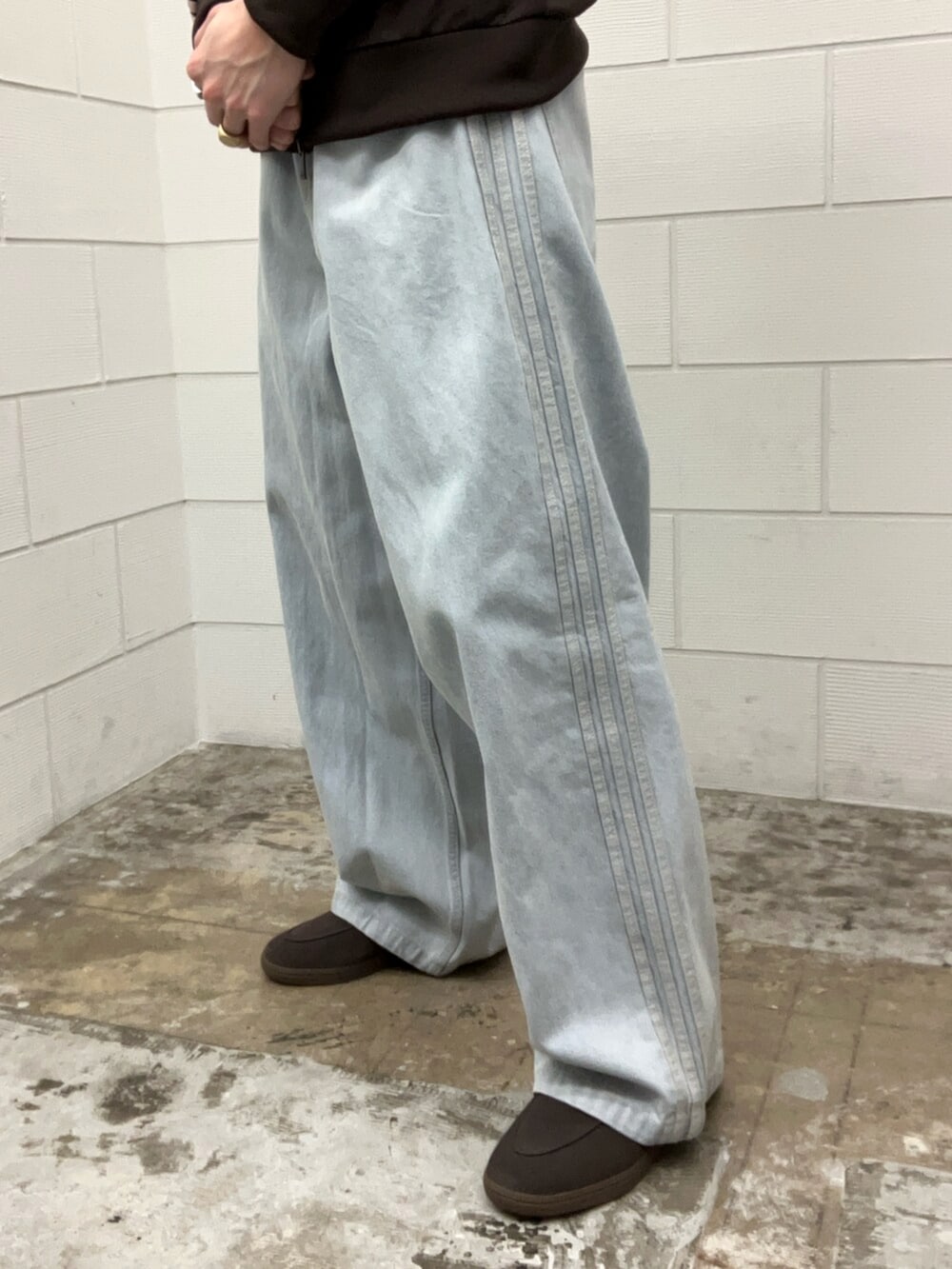 ブルー系のその他パンツ、ブラウン系のスニーカー、ブラウン系のトップスを着用したメンズの春コーディネートの5枚目の写真