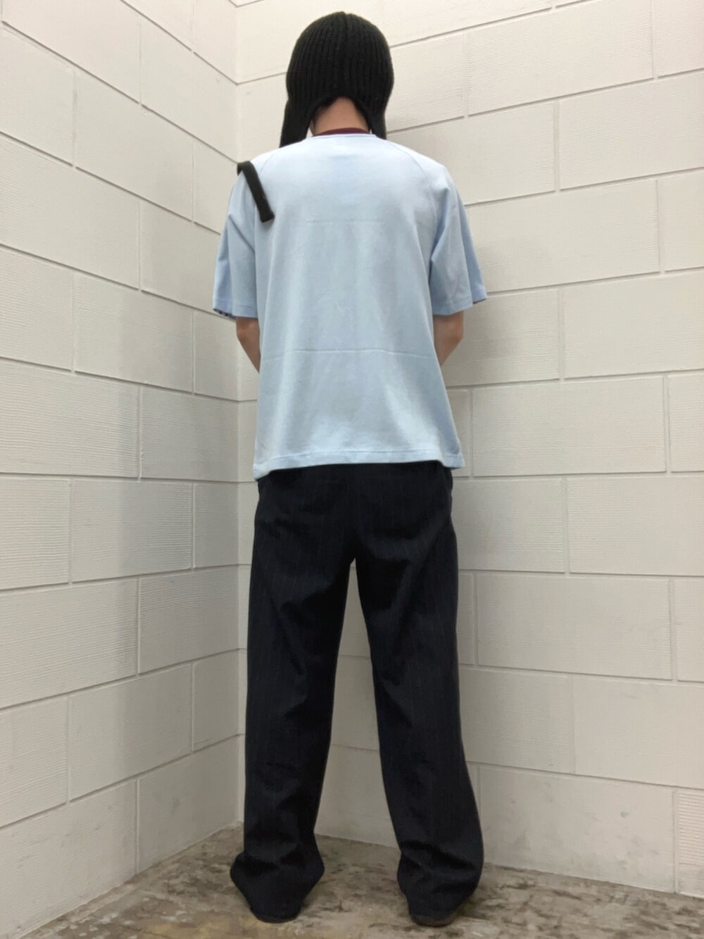 レッド系のスニーカー、ブルー系のTシャツ/カットソーを着用したメンズの春コーディネートの2枚目の写真