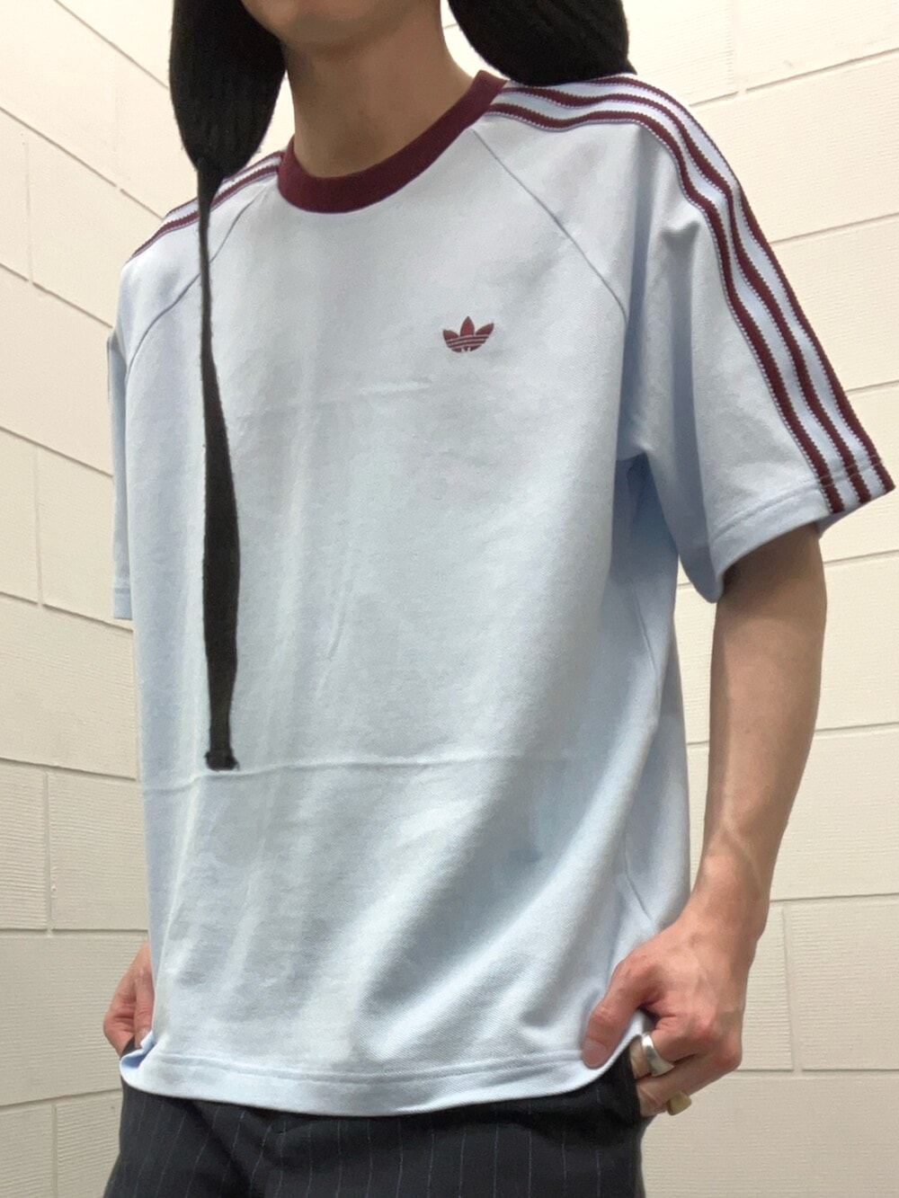 レッド系のスニーカー、ブルー系のTシャツ/カットソーを着用したメンズの春コーディネートの3枚目の写真