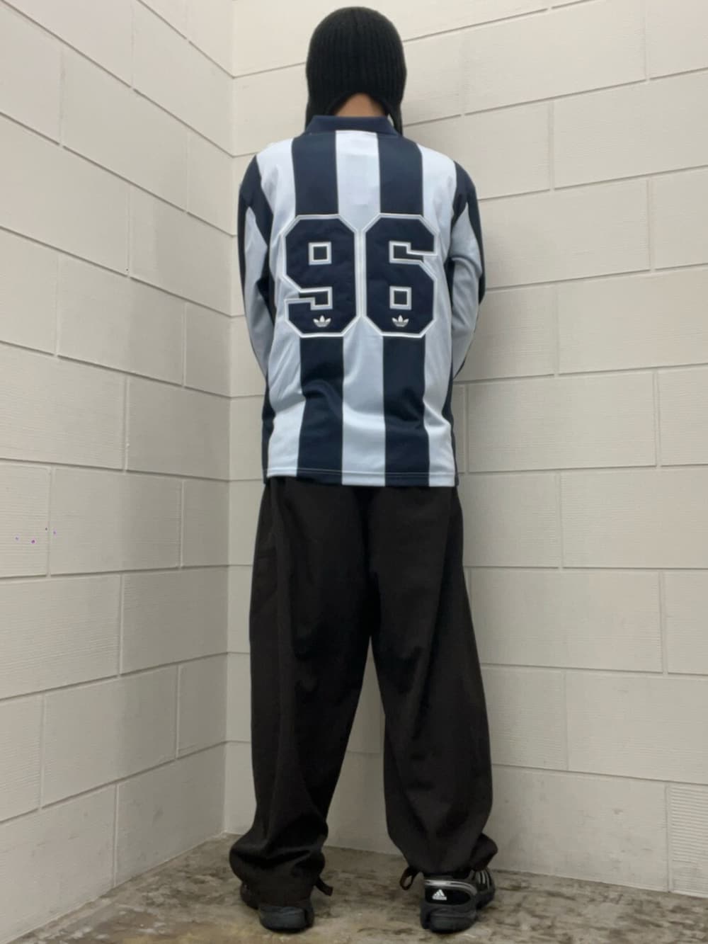 ブラック系のスニーカー、ブルー系のTシャツ/カットソーを着用したメンズの冬コーディネートの4枚目の写真