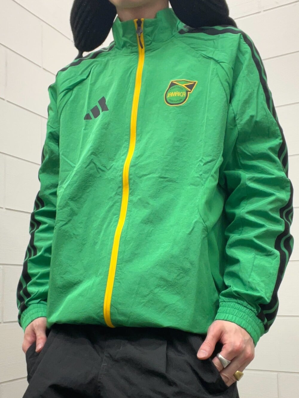 ブラック系のその他パンツ、ブラック系のスニーカー、グリーン系のトップスを着用したメンズの春コーディネートの4枚目の写真