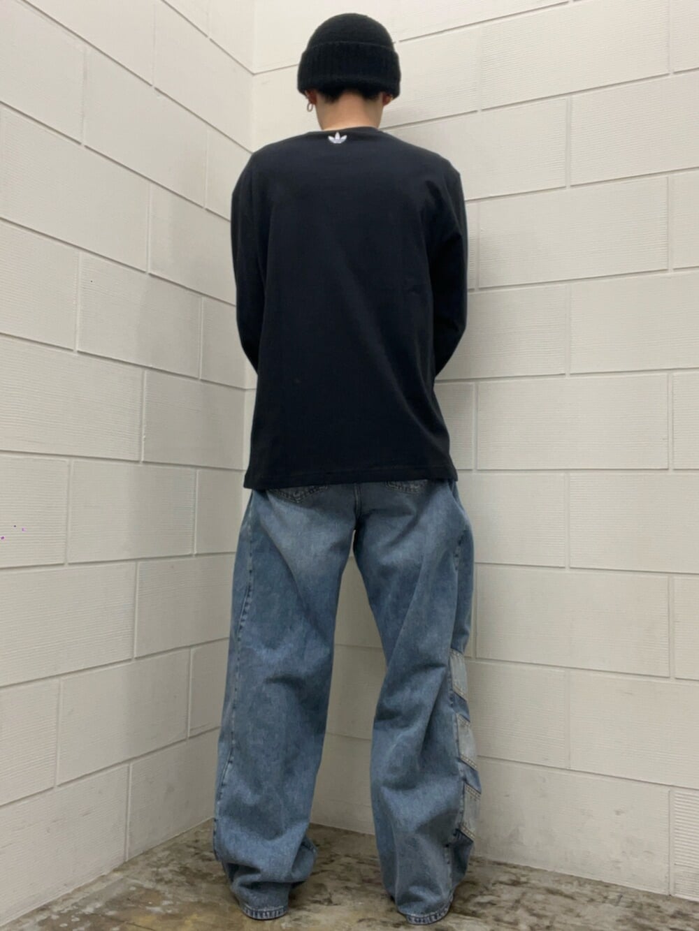 ブラック系のシューズ、ブルー系のデニムパンツ、ブラック系のTシャツ/カットソーを着用したメンズの春コーディネートの2枚目の写真