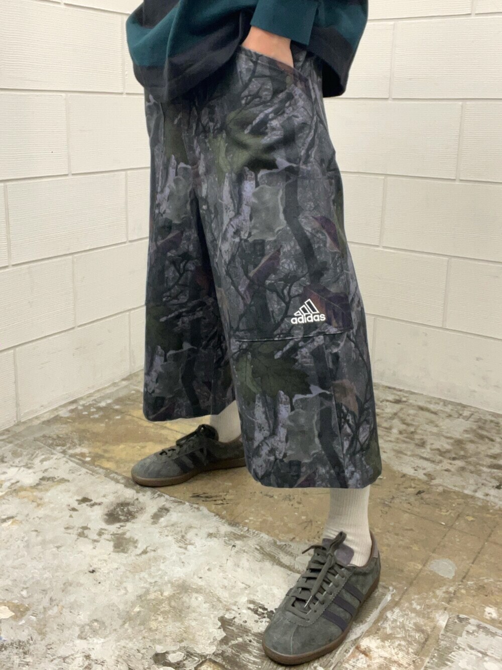 ブラック系のポロシャツ、ブラック系のその他パンツ、ブラック系のスニーカーを着用したメンズの秋コーディネートの4枚目の写真