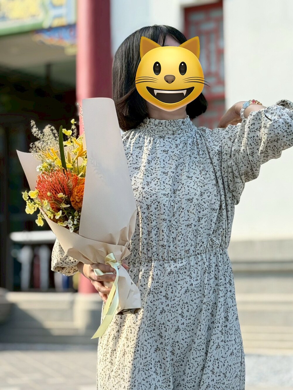 ホワイト系のワンピース、ブラック系のパンプスを着用したレディースの秋コーディネートの2枚目の写真