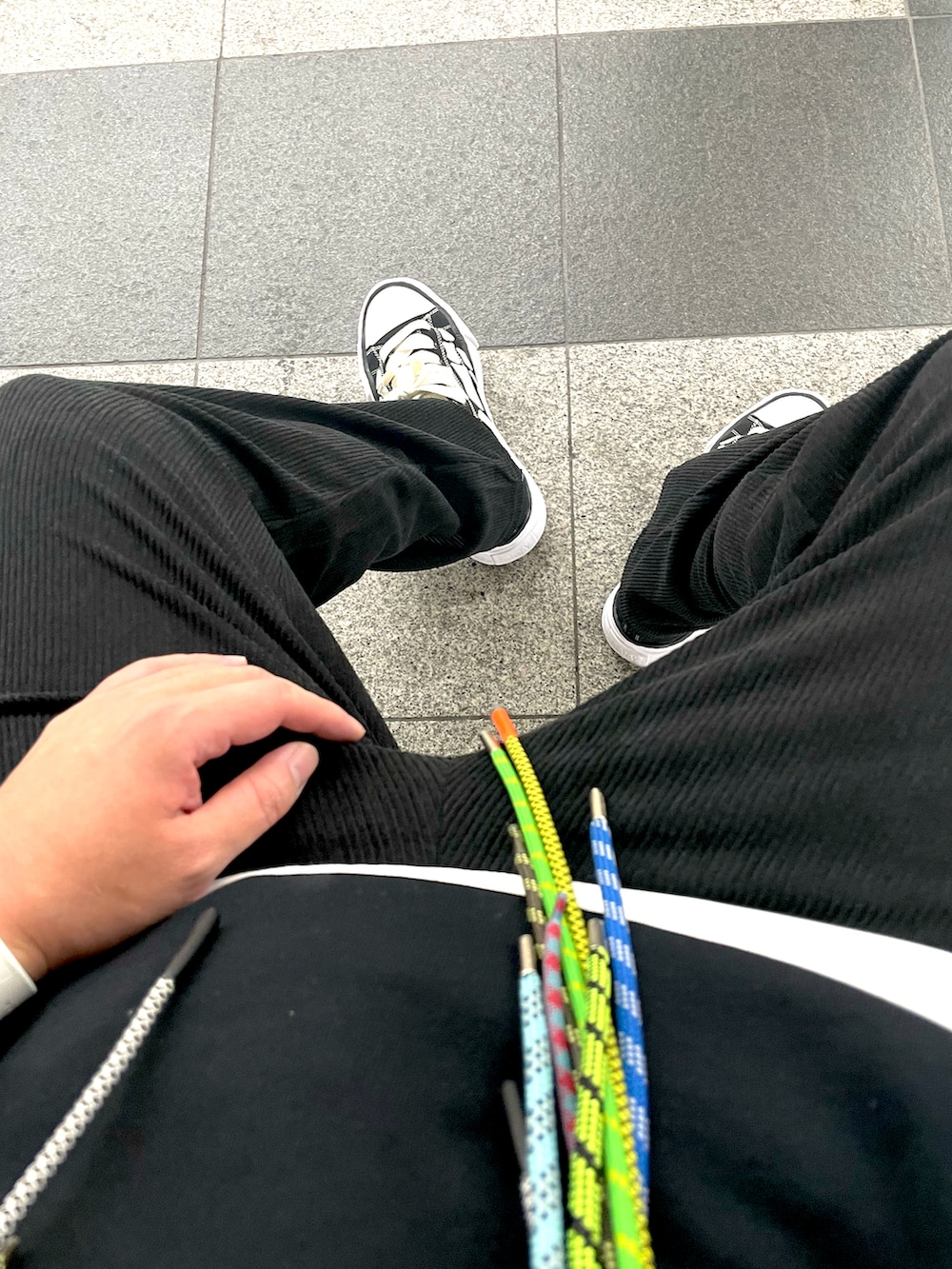 ブラック系のパーカー、ブラック系のその他パンツ、ブラック系のスニーカーを着用したメンズの秋コーディネートの4枚目の写真