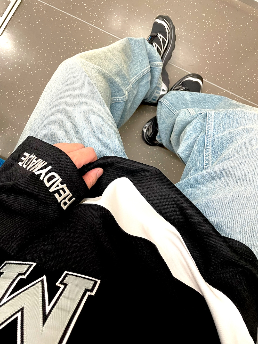 ブラック系のスニーカー、ブラック系のその他トップスを着用したメンズの春コーディネートの3枚目の写真