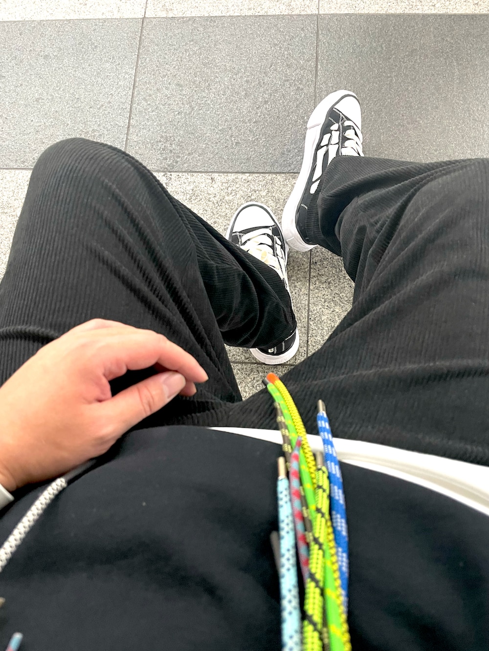 ブラック系のパーカー、ブラック系のその他パンツ、ブラック系のスニーカーを着用したメンズの秋コーディネートの3枚目の写真