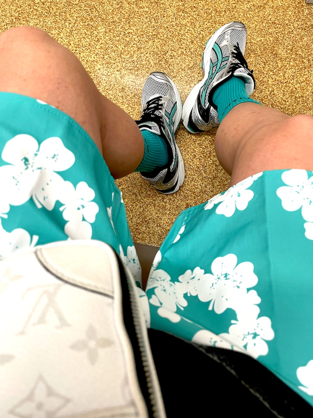 グリーン系のスニーカー、グリーン系のソックス/靴下を着用したメンズの夏コーディネートの2枚目の写真