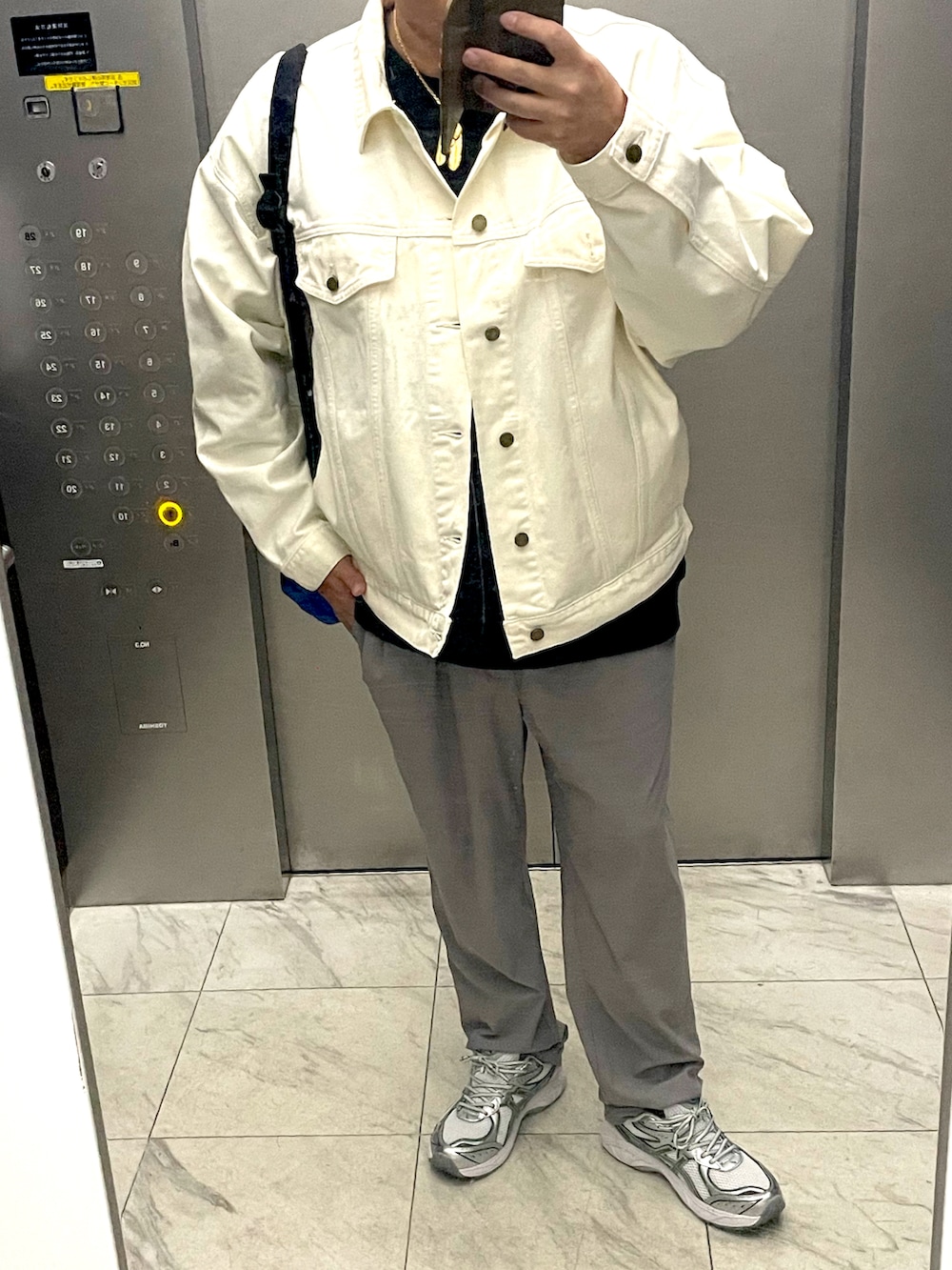 「ジージャン、スラックスパンツ、アシックス、シルバーシューズ、バレンシアガ」｜「Fear of God Los Angelesのアイテム（デニムジャケット、ホワイト系）」を使った、bullさん（骨格ストレート・メンズ・173cm）の秋コーディネートの2枚目の写真