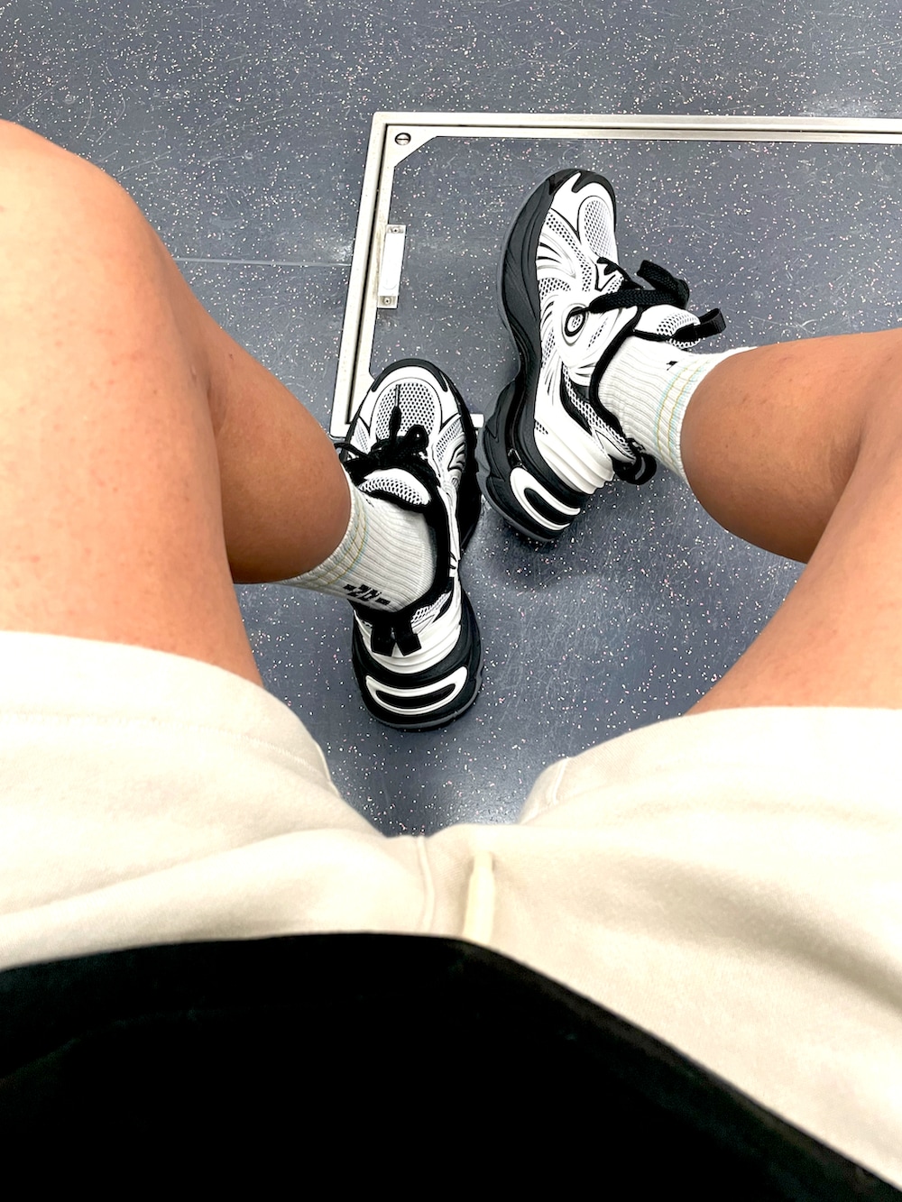 ブラック系のTシャツ/カットソー、ベージュ系のスウェットパンツ、ホワイト系のスニーカーを着用したメンズの秋コーディネートの2枚目の写真