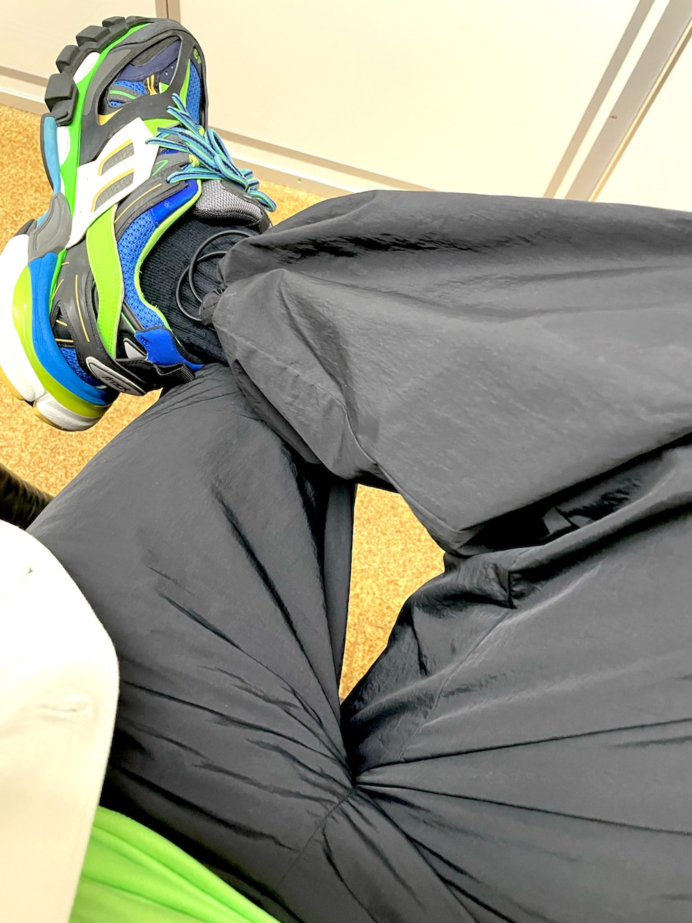 グリーン系のスニーカー、ブラック系のその他パンツ、グリーン系のTシャツ/カットソーを着用したメンズの春コーディネートの2枚目の写真