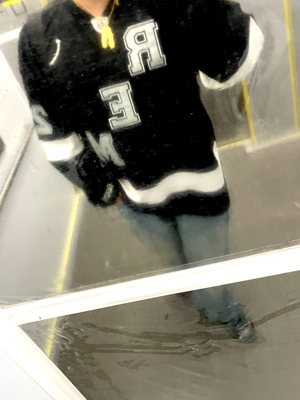 ブラック系のスニーカー、ブラック系のその他トップスを着用したメンズの春コーディネートの2枚目の写真