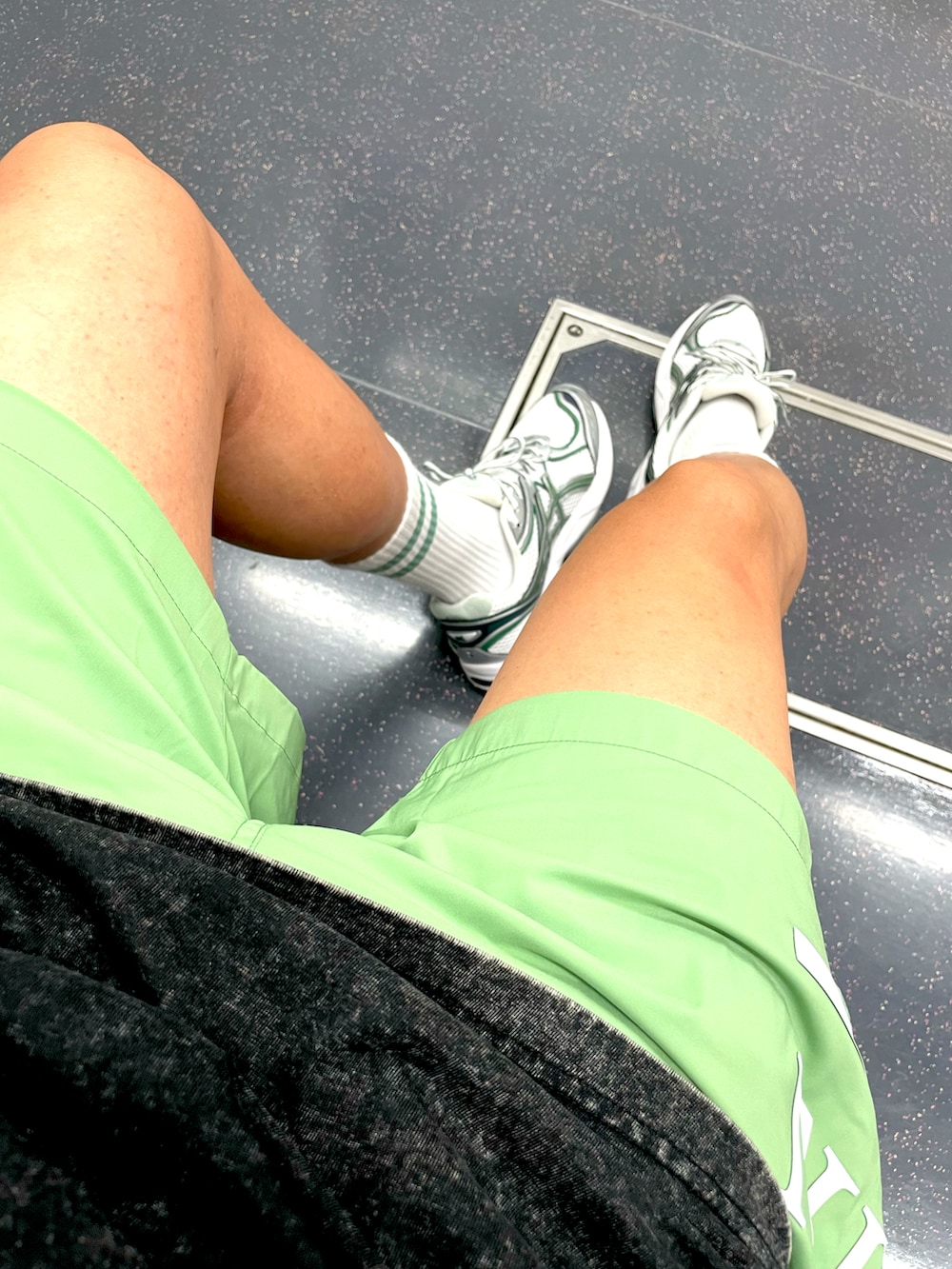 ホワイト系のスニーカー、グリーン系のその他パンツ、ホワイト系のソックス/靴下を着用したメンズの夏コーディネートの2枚目の写真