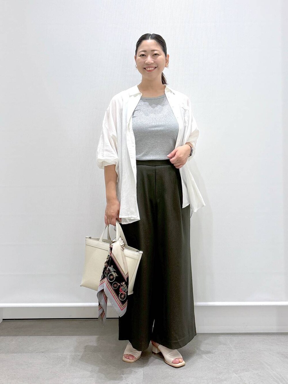 ホワイト系のTシャツ/カットソー、ホワイト系のサンダル、グリーン系のその他パンツを着用したレディースの夏コーディネートの2枚目の写真